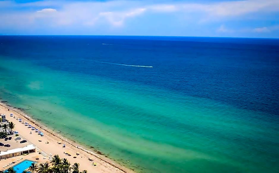 Picture of the beach and ocean from Hollywood Florida